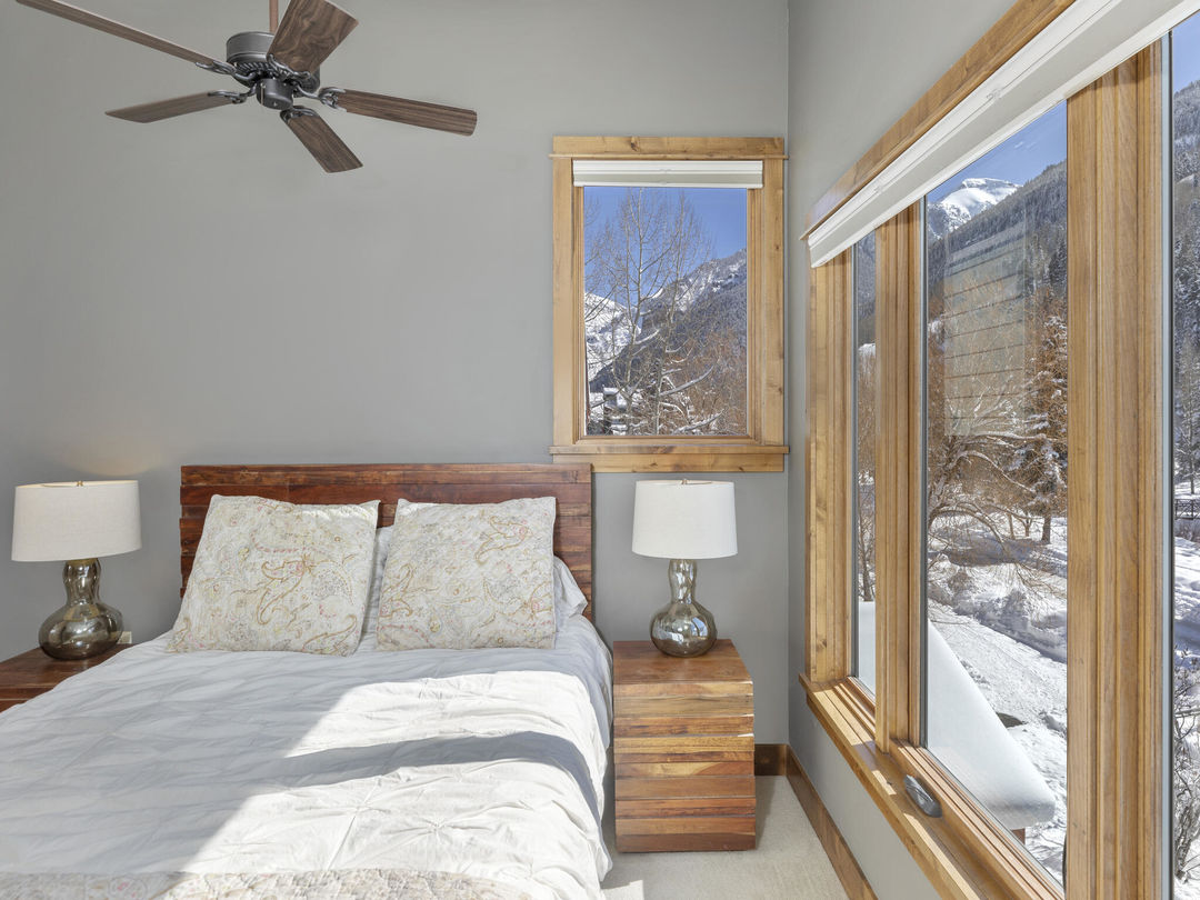 C12A3631-042-053-2048&#215;1536