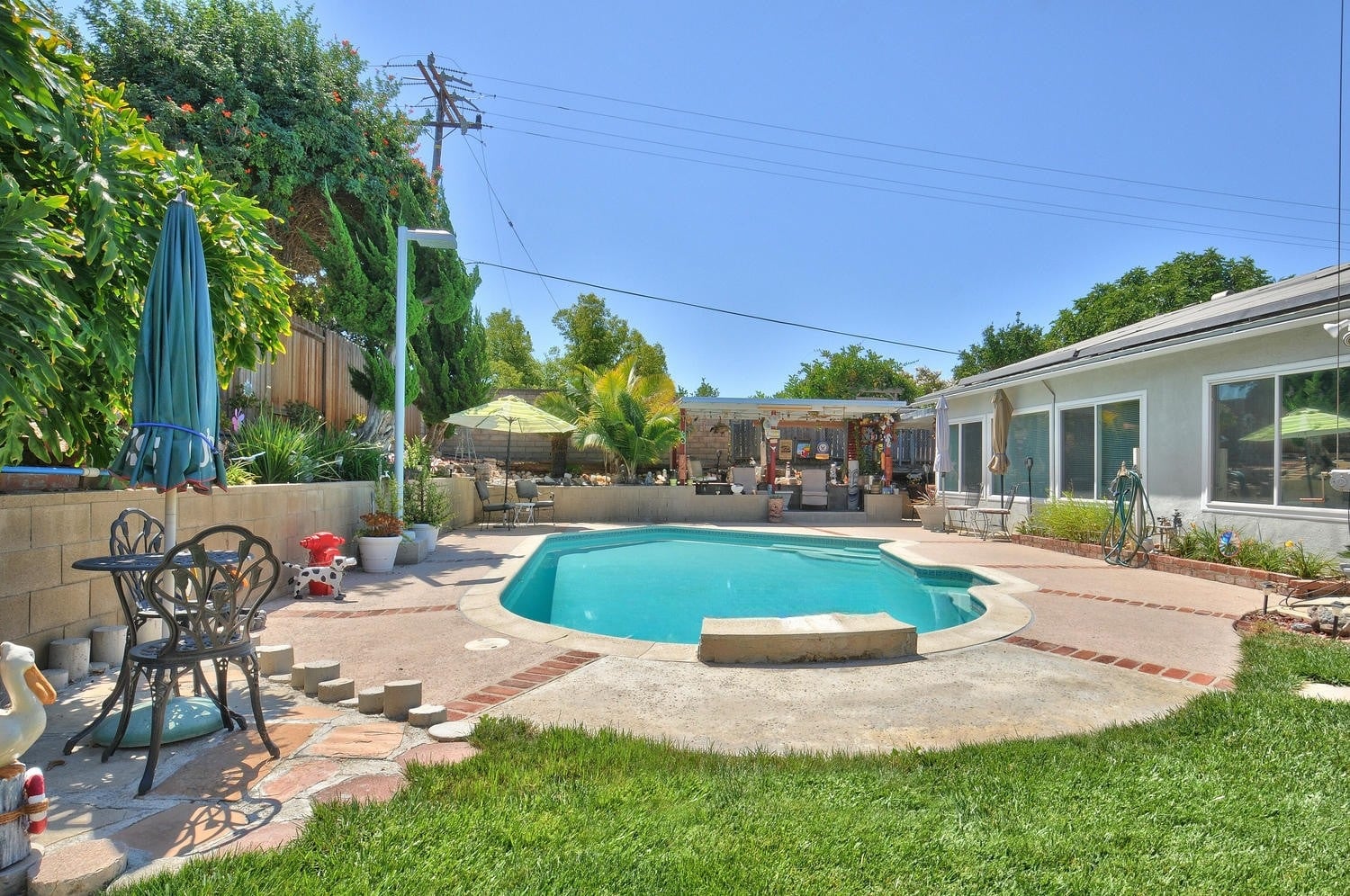Betty Fernandez, Simi Valley REALTOR® with eXp Realty, helped clients sell this beautiful pool home over asking price while simultaneously coordinating the purchase of their new home in Camarillo — expertly managing both concurrent escrows in Ventura County.