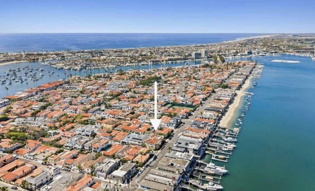 MLS aerial view showing the location of 521 Via Lido Nord on Lido Isle