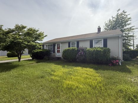 52 Lanesboro St, Pawtucket, RI 02861