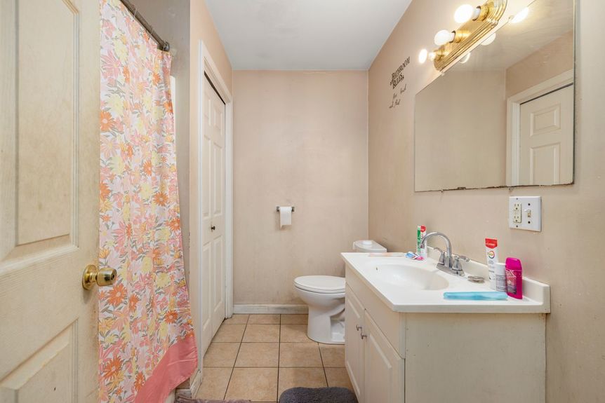 355-Manton-Ave-Providence-RI-Bathroom-Photo-by-Alex-Parmenidez-Coldwell-Banker-Realty-3