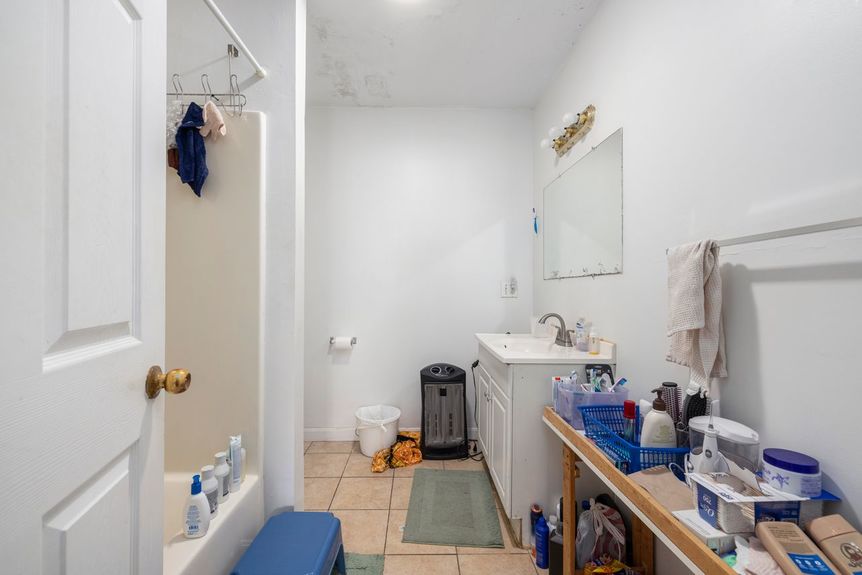 355-Manton-Ave-Providence-RI-Bathroom-Photo-by-Alex-Parmenidez-Coldwell-Banker-Realty