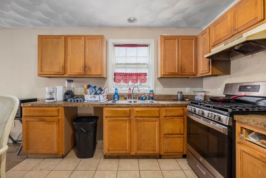 355-Manton-Ave-Providence-RI-kitchen-Photo-by-Alex-Parmenidez-Coldwell-Banker-Realty-3