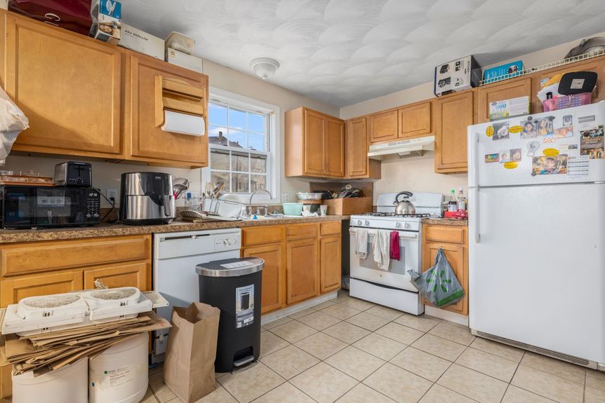 355-Manton-Ave-Providence-RI-kitchen-Photo-by-Alex-Parmenidez-Coldwell-Banker-Realty