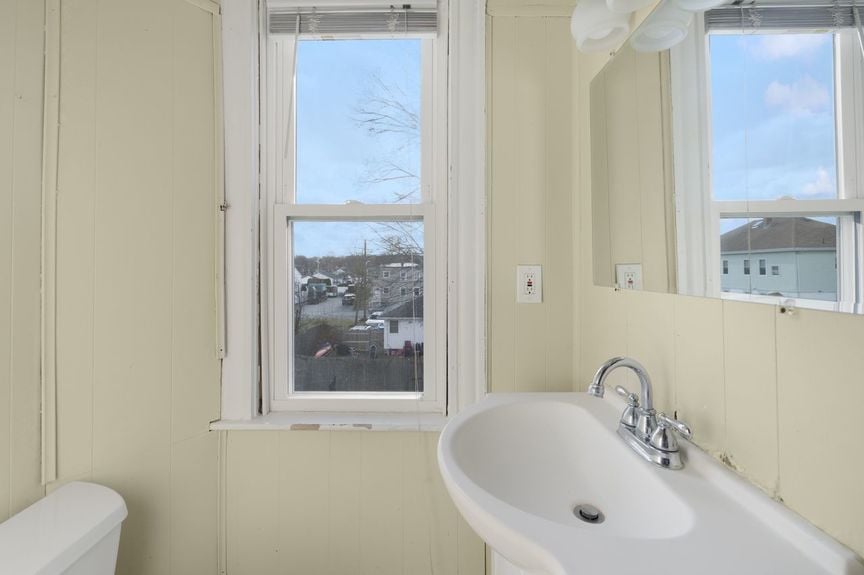 54-randall-st-cranston-ri-Bathroom-13-Photo-by-Alexander-Parmenidez-Coldwell-Banker-Realty
