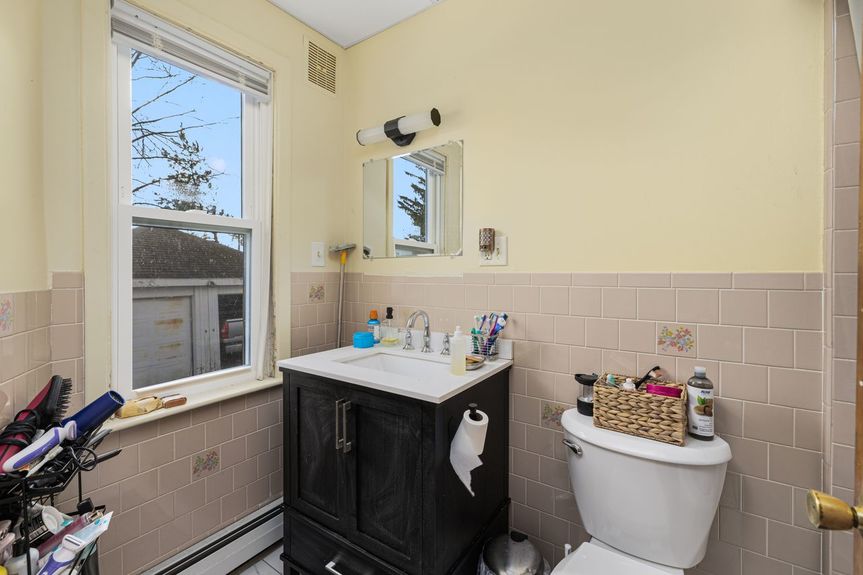 54-randall-st-cranston-ri-Bathroom-8-Photo-by-Alexander-Parmenidez-Coldwell-Banker-Realty