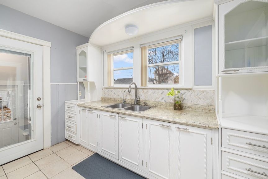 58-Chandler-Ave-Pawtucket-Exterior-AlexParmenidez (22)