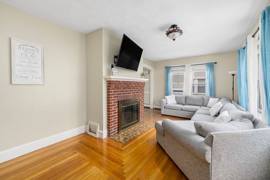 58-Chandler-Ave-Pawtucket-Exterior-AlexParmenidez (4)