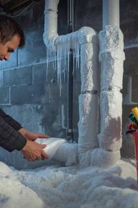 Prevenga Tuberías Congeladas y Desastres Invernales en el Hogar