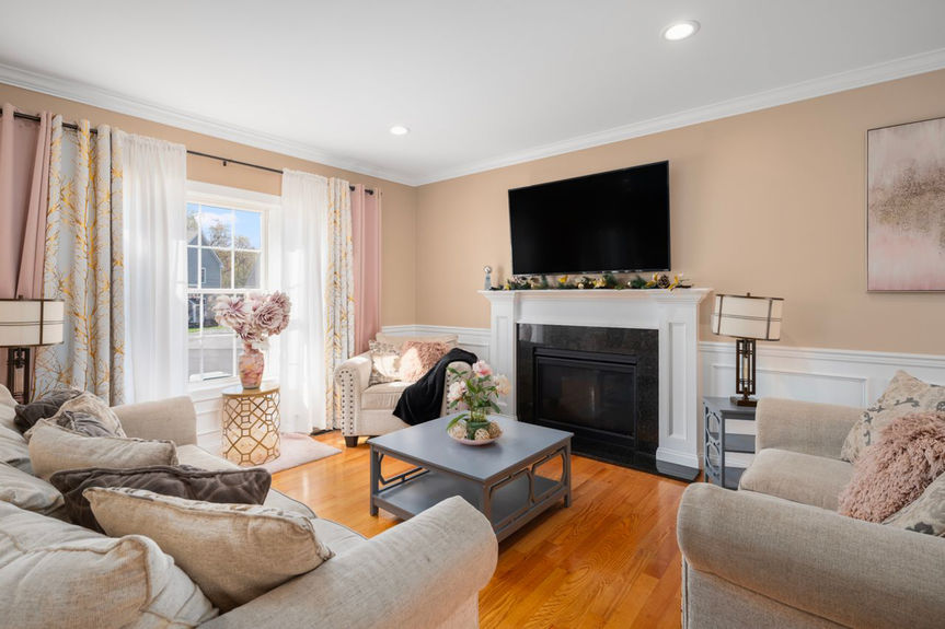 14-Dover-Ave-Lincoln-RI-Living-Room-002-Photo-by-Alexander-Parmenidez-Coldwell-Banker-Realty
