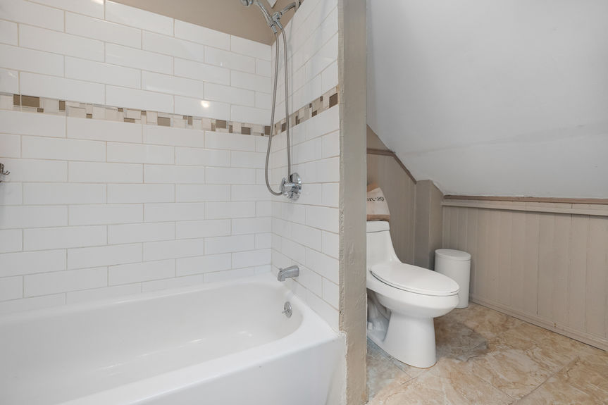 518-Lonsdale-Ave-Pawtucket-RI-Bathroom-2-004-Photo-by-Alexander-Parmenidez-Coldwell-Banker-Realty