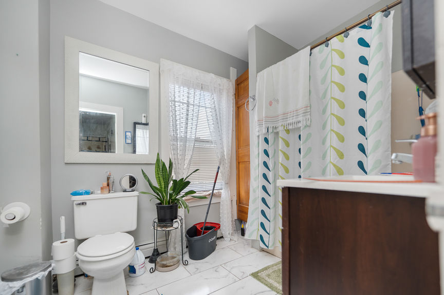 518-Lonsdale-Ave-Pawtucket-RI-Bathroom-2-017-Photo-by-Alexander-Parmenidez-Coldwell-Banker-Realty
