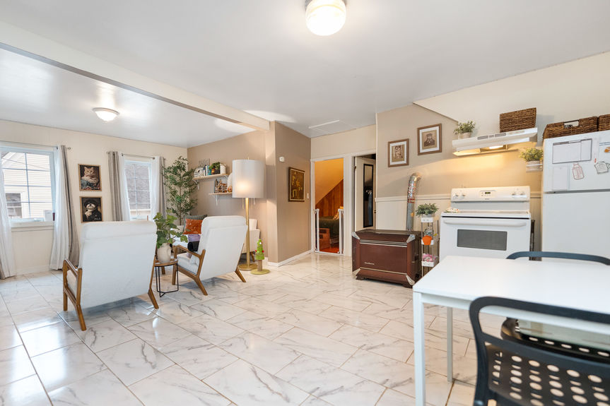518-Lonsdale-Ave-Pawtucket-RI-Living-Room-001-Photo-by-Alexander-Parmenidez-Coldwell-Banker-Realty