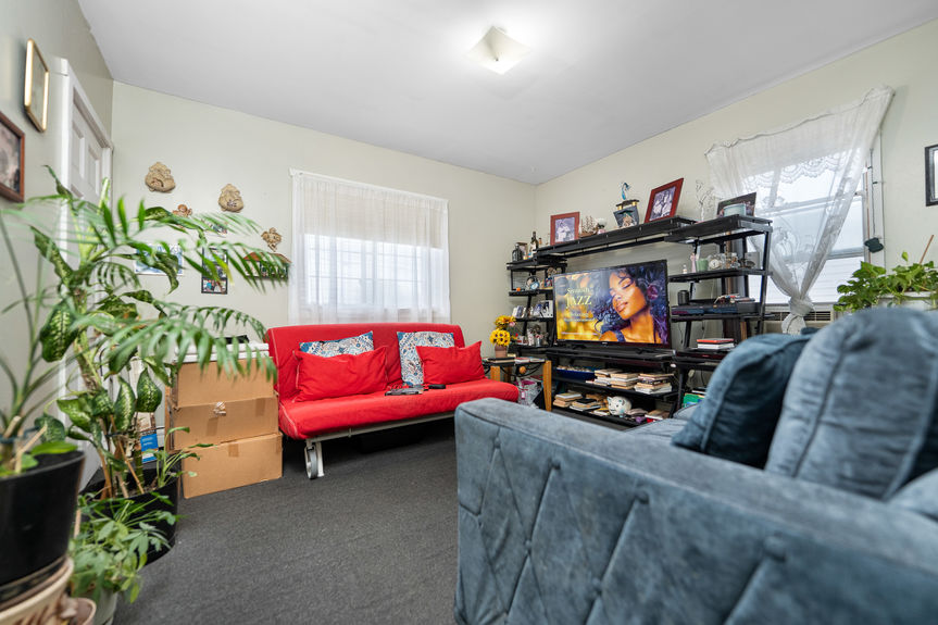 518-Lonsdale-Ave-Pawtucket-RI-Living-Room-014-Photo-by-Alexander-Parmenidez-Coldwell-Banker-Realty