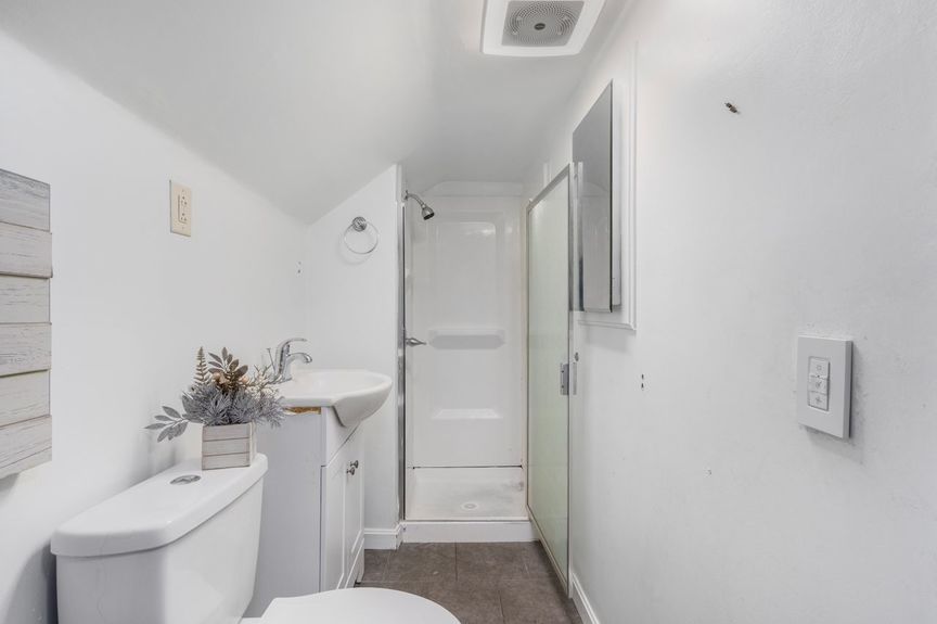 53-Carolina-Ave-Providence-RI-Bathroom-2-019-Photo-by-Alexander-Parmenidez-Coldwell-Banker-Realty
