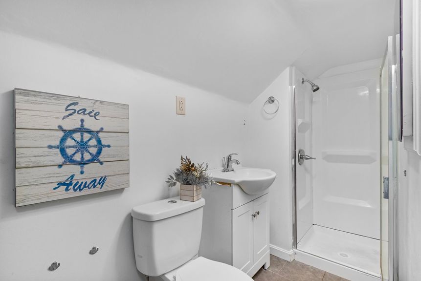 53-Carolina-Ave-Providence-RI-Bathroom-2-020-Photo-by-Alexander-Parmenidez-Coldwell-Banker-Realty