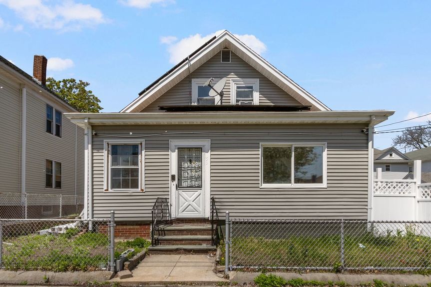 53-Carolina-Ave-Providence-RI-Front-Exterior-026-Photo-by-Alexander-Parmenidez-Coldwell-Banker-Realty
