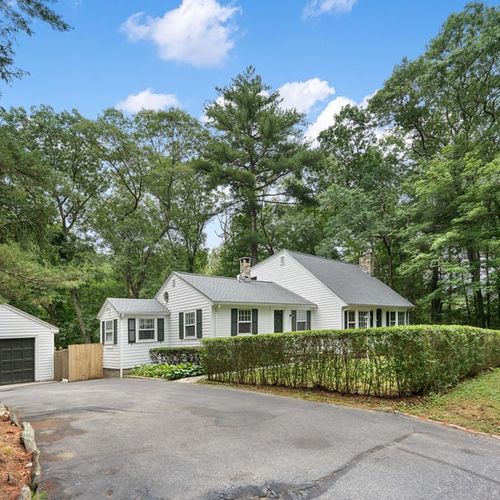 15 Williams Road: Clásica Casa Estilo Cape de Nueva Inglaterra en Venta en Smithfield, RI