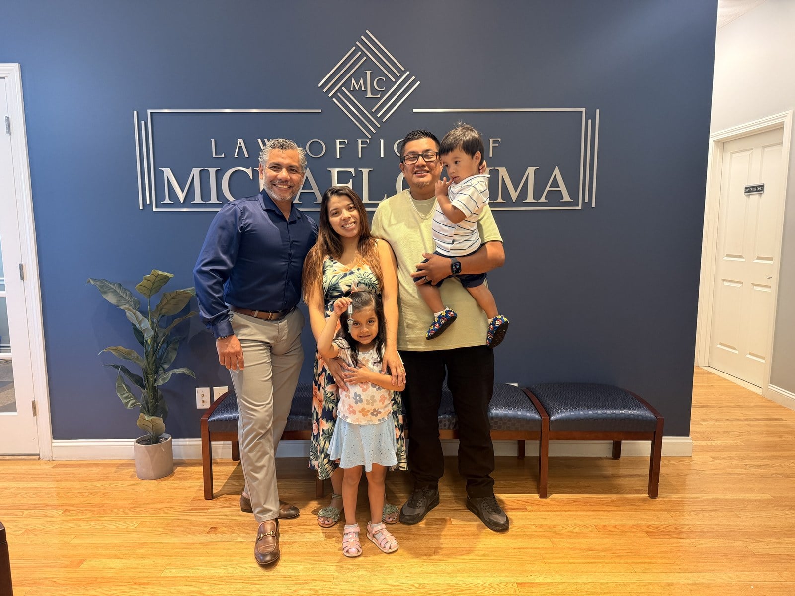 Carlos y su familia con el agente Alex Parmenidez tras comprar su primera casa en Rhode Island