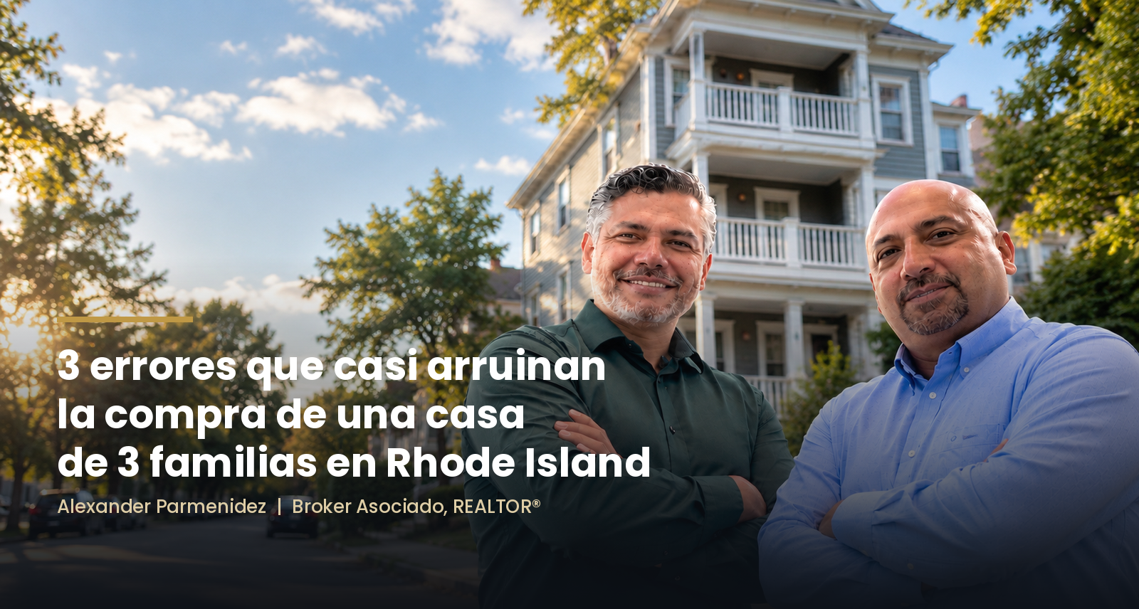 Alexander Parmenidez y Julio Palacios frente a una casa de 3 familias en Rhode Island