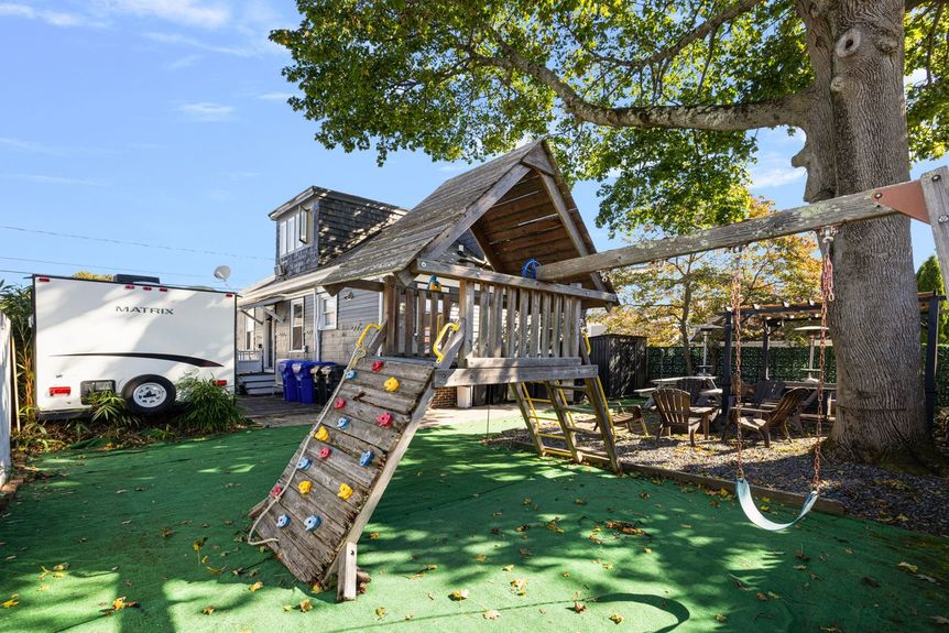 Backyard at 122 Oriole Avenue, listed by Alexander Parmenidez, Coldwell Banker Realty.