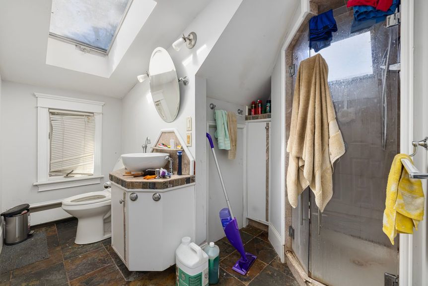 Bathroom 2 at 122 Oriole Avenue, listed by Alexander Parmenidez, Coldwell Banker Realty.