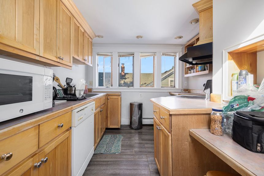 Kitchen at 122 Oriole Avenue, listed by Alexander Parmenidez, Coldwell Banker Realty.