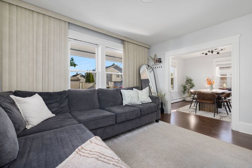Living Room at 122 Oriole Avenue, listed by Alexander Parmenidez, Coldwell Banker Realty.