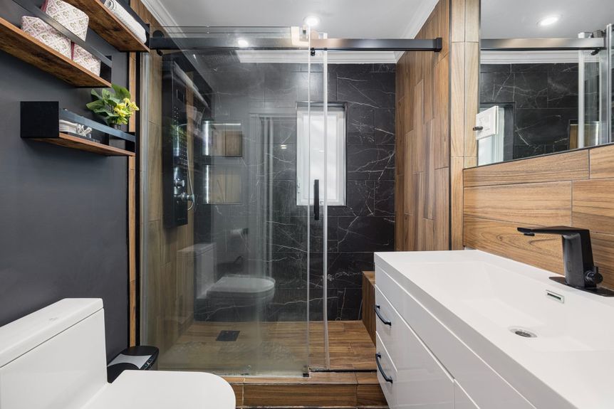 Primary Bathroom at 122 Oriole Avenue, listed by Alexander Parmenidez, Coldwell Banker Realty.