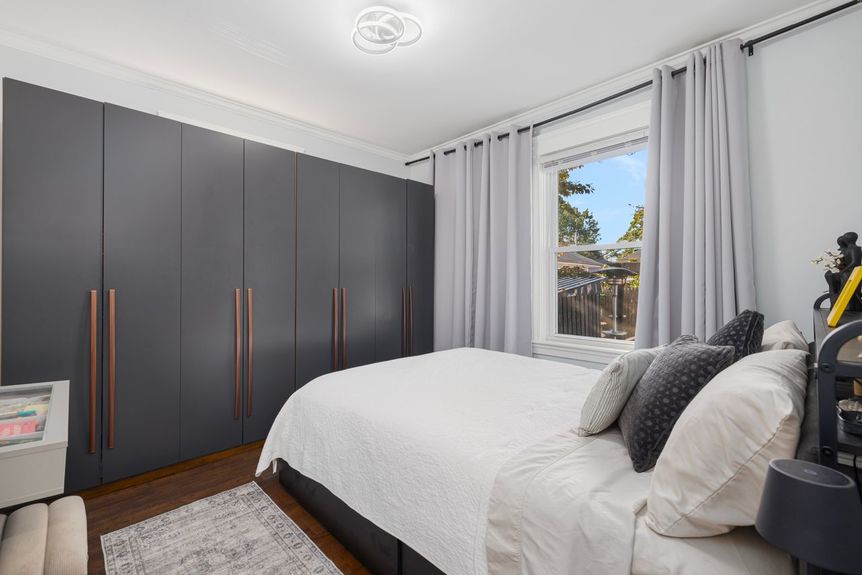 Primary Bedroom at 122 Oriole Avenue, listed by Alexander Parmenidez, Coldwell Banker Realty.