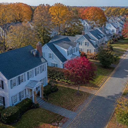 ¿Cómo Cambia El Atractivo Exterior De Una Casa Durante El Otoño?