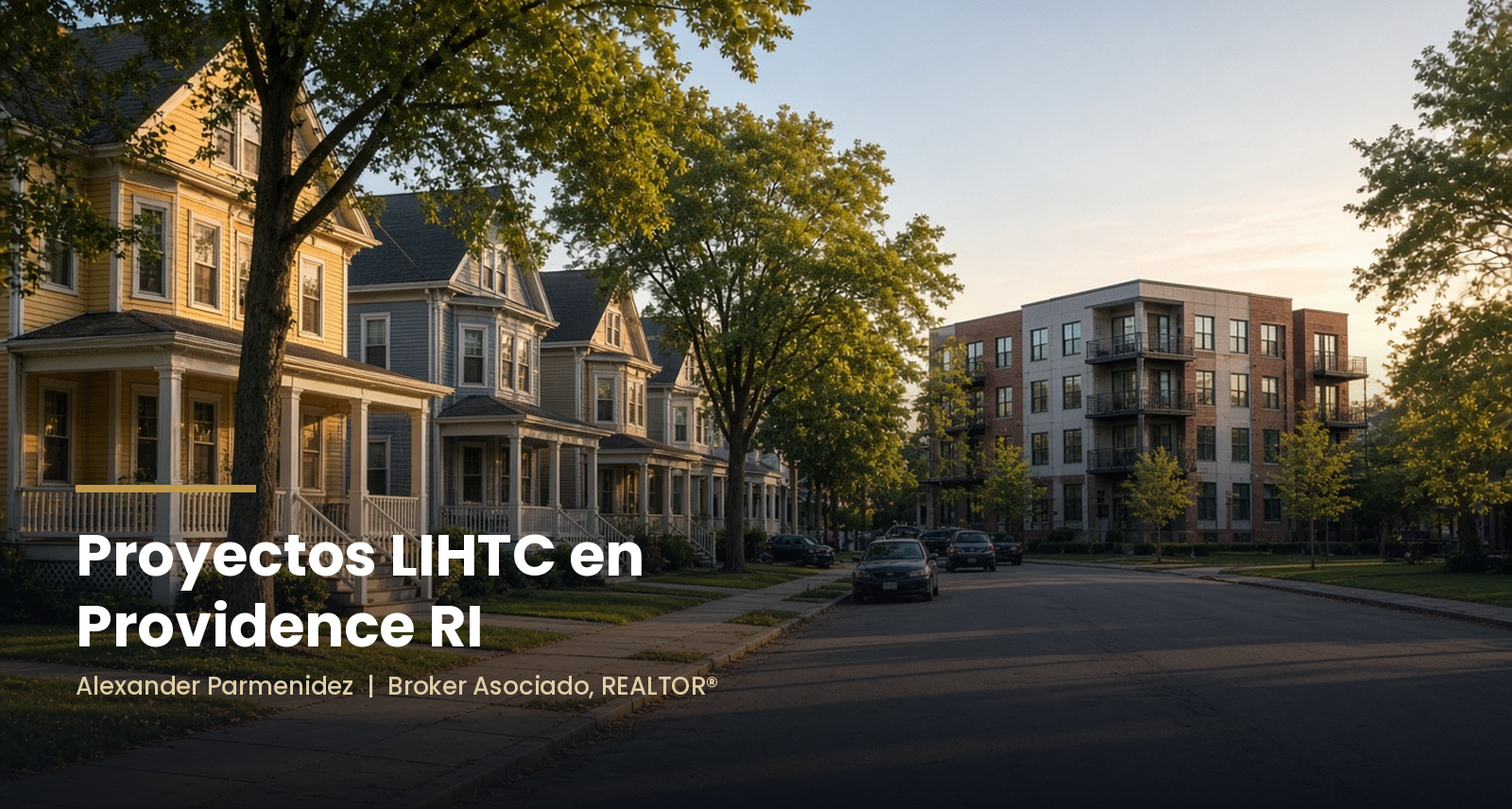 Imagen ilustrativa generada con IA para un artículo sobre proyectos LIHTC Providence: una calle arbolada con casas multifamiliares de madera al atardecer y un edificio de apartamentos más nuevo al fondo. No es un lugar real específico.