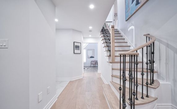 124 Hollandview Trail Gallery Image 2