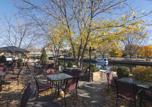 NapaneeGolf_TheWaterfrontPub-2