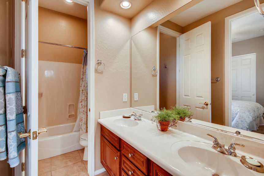 2746 N Estrada Mesa AZ 85207-large-027-025-Jack and Jill Bathroom-1500×1000-72dpi