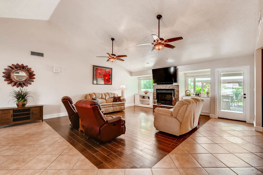 8563 E Gary Street Mesa AZ-large-005-2-Living Room-1500&#215;1000-72dpi