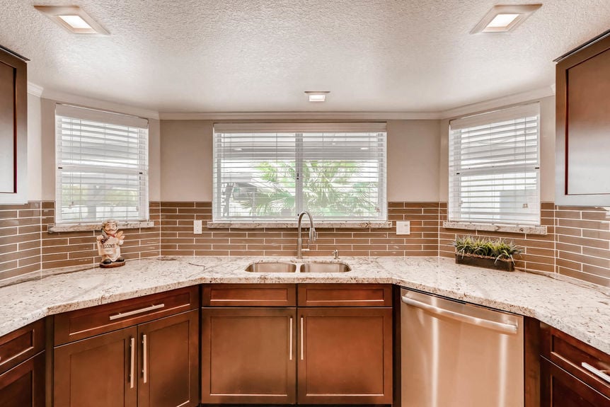 8563 E Gary Street Mesa AZ-large-013-14-Kitchen-1500&#215;1000-72dpi