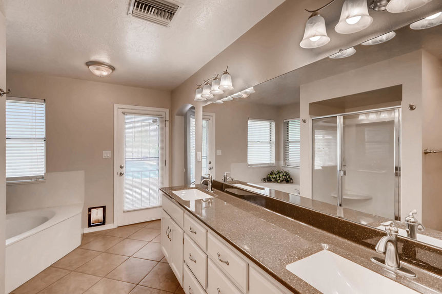 8563 E Gary Street Mesa AZ-large-019-15-Master Bathroom-1500&#215;1000-72dpi