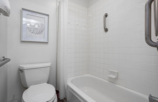 Bathroom 2 -23_11896084_183220_183220-EI-123