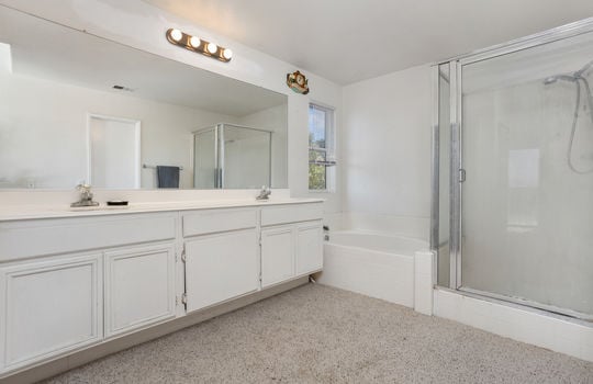 Primary Bathroom - 27_11896799_183276_183276-EI-127