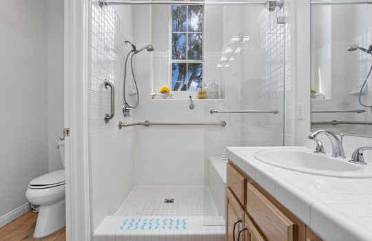 Primary Bathroom 28_11896089_183220_183220-EI-128