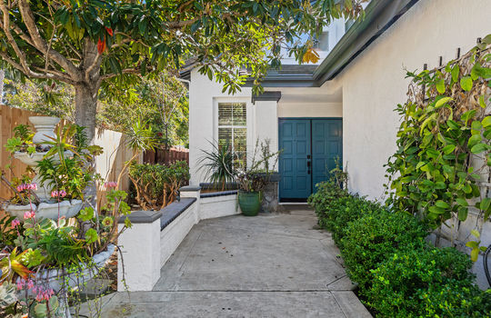 Front walkway - 997 Masters - 103