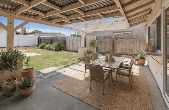 Backyard (Patio) - 1183 Thalia - VS