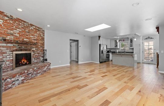 .B02-LR-Empty - 3562 S Mission - DA
