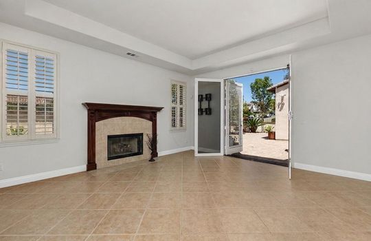 04 Living Room Empty - 2555 Arundel-VS