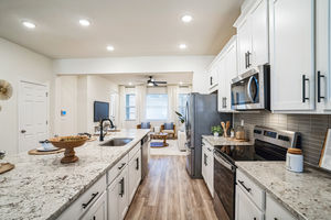 16467_Prairie_School_Dr_Oakland_FL_34787_USA-Kitchen-DSC08132