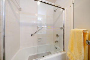 13_600_Royal_Palm_Blvd_Vero_Beach_FL_32960_USA-Bathroom-JMJ01407