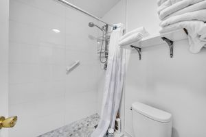 15_600_Royal_Palm_Blvd_Vero_Beach_FL_32960_USA-Bathroom-JMJ01388