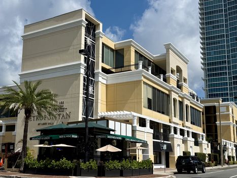 Metropolitan at Lake Eola