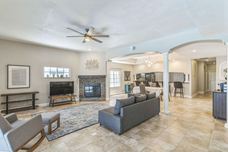 13_2604_Marble_Ave_Orlando_FL_32803_USA-Living_room-DSC01887